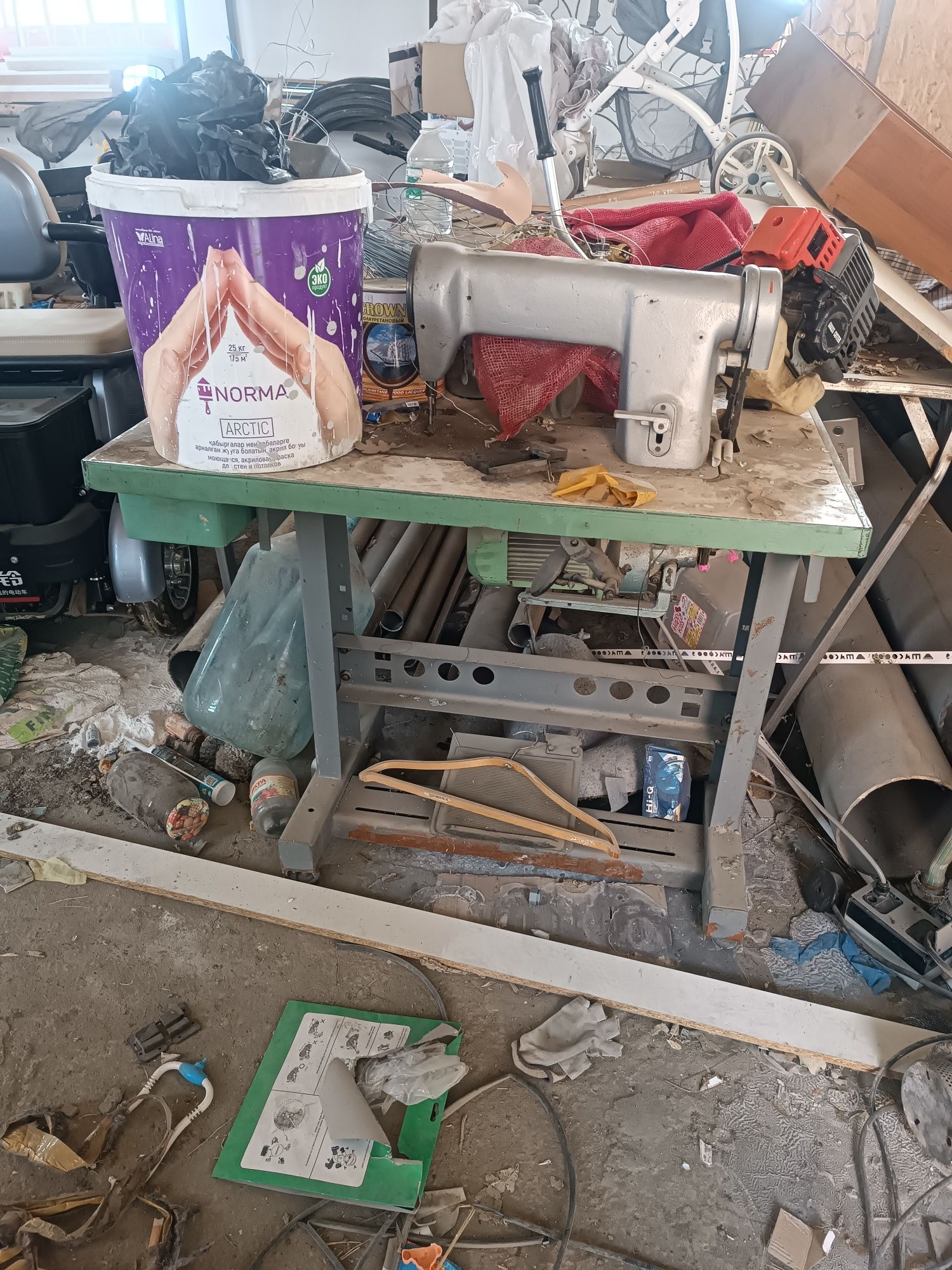 Продам Профессиональную швейную машинку. Состояние новое.