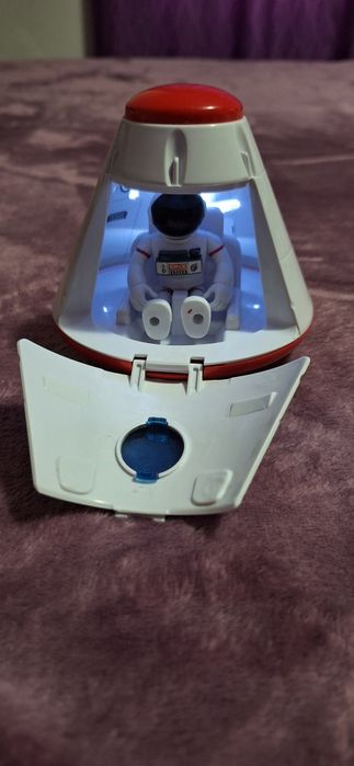 Navă spațială cu astronaut