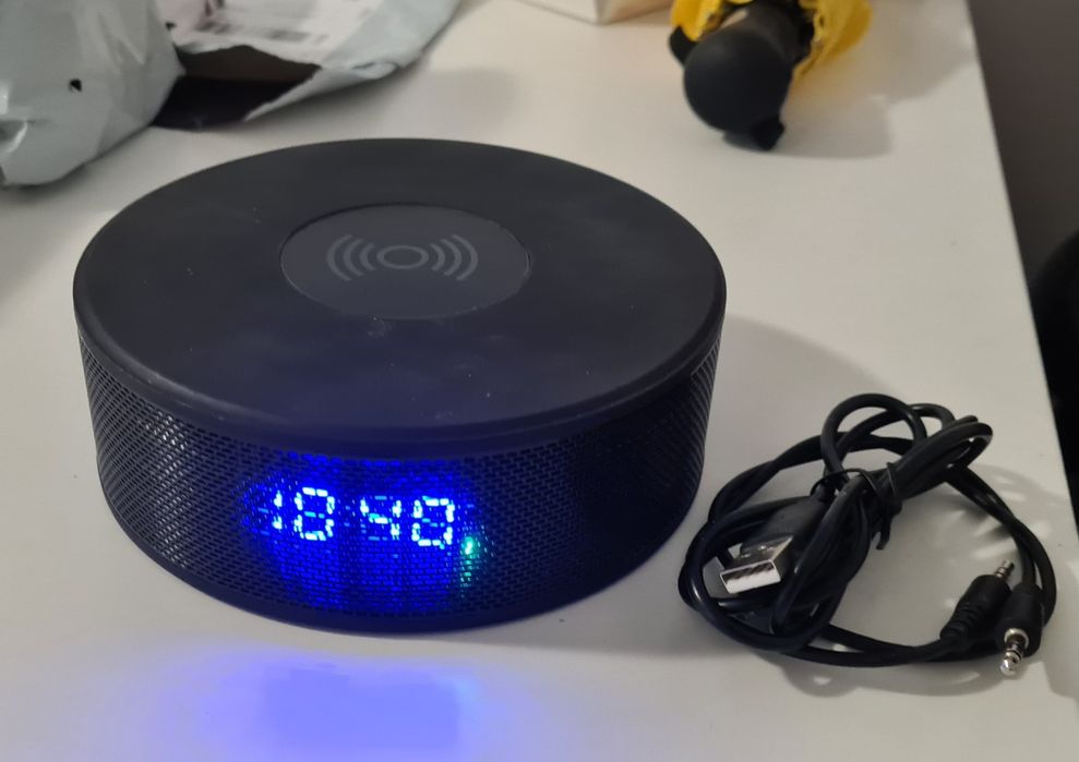 Boxa bluetooth + incarcator wireless + radio FM + ceas + acumulator