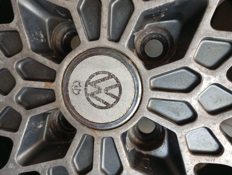 Vând jenti cu tot cu cauciucuri pe ele