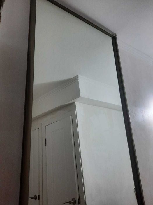 Зеркало большое.