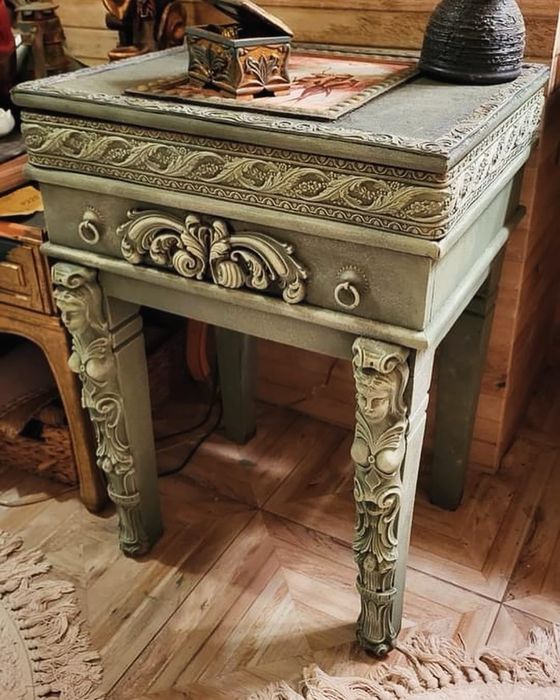 Тоалетка с богати орнаменти