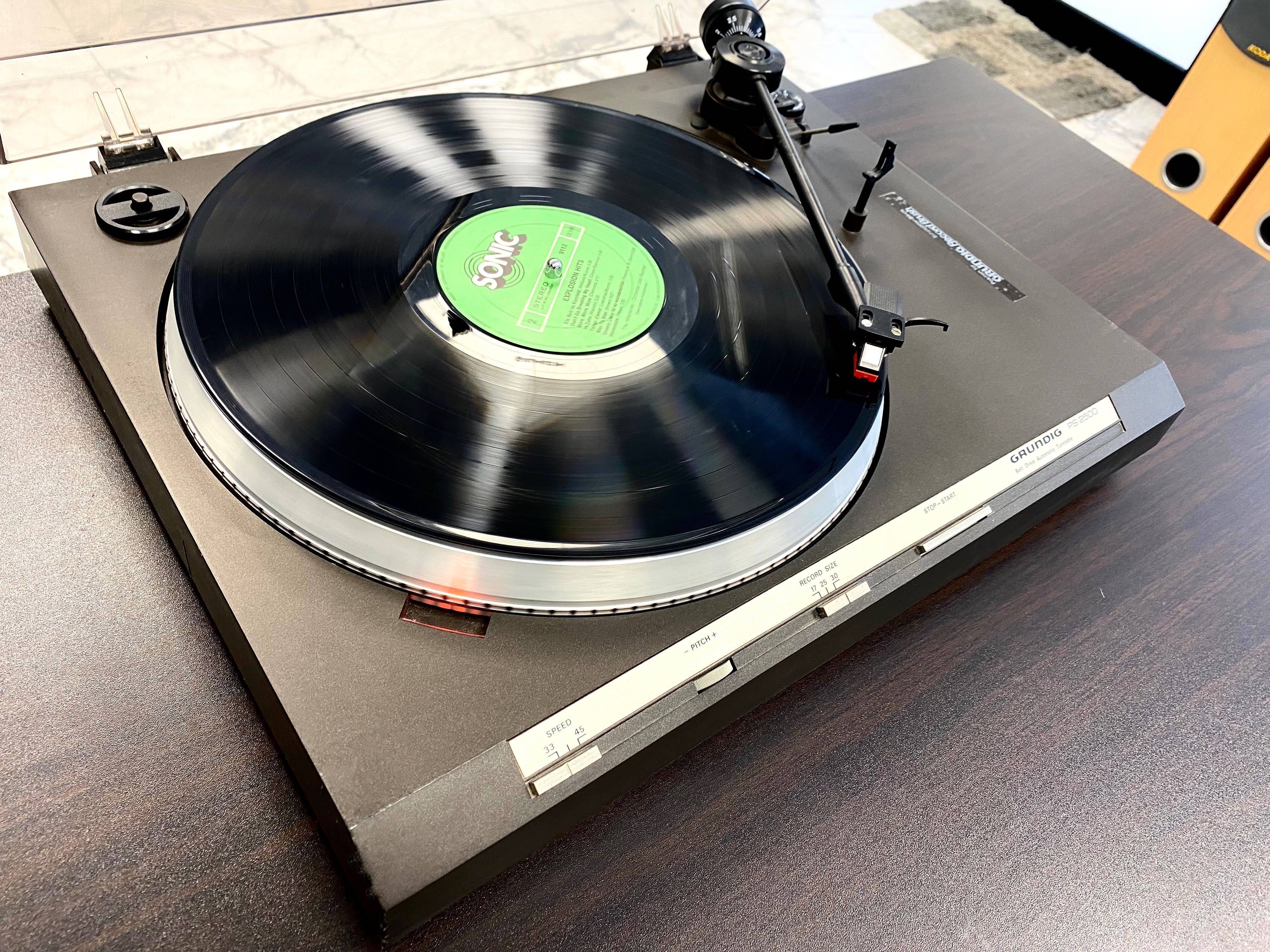 Чудесен грамофон Grundig/Technics
