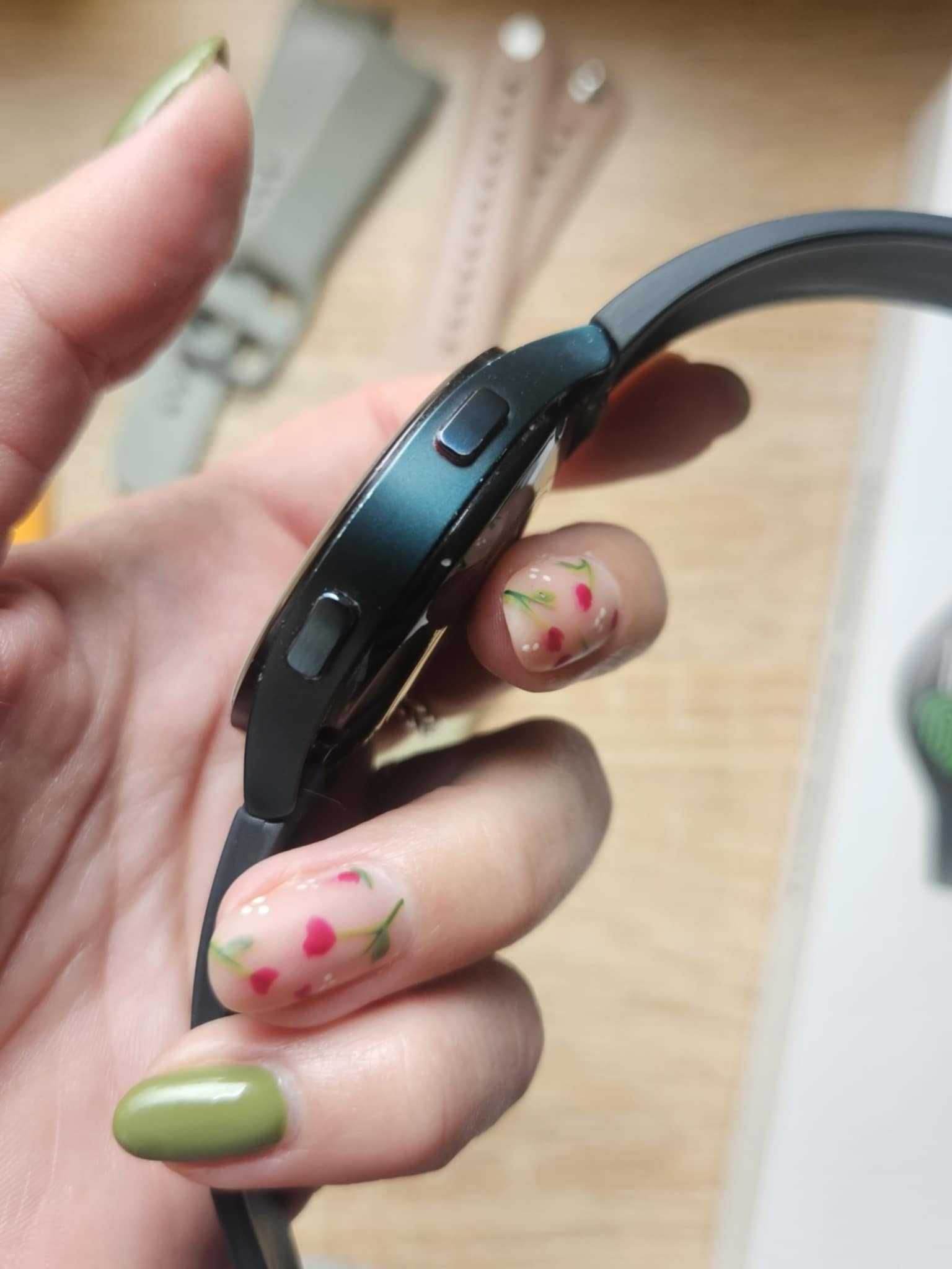 Samsung Galaxy Watch 4 с подарък 3 протектора и 5 допълнителни каишки