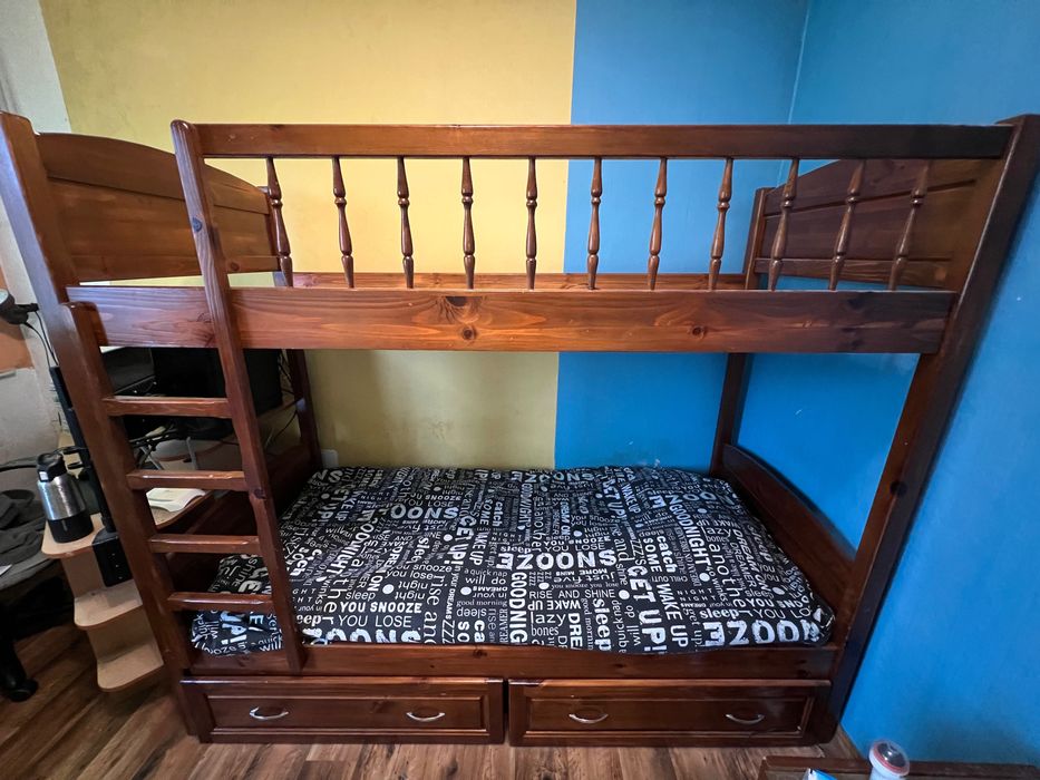 Двуетажно легло от чам със шкафчета