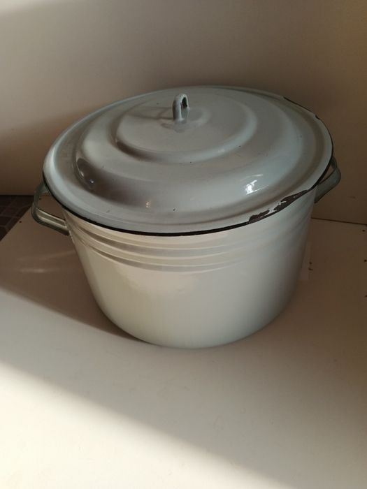 Кастрюля эмалированная.