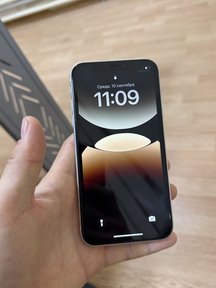 iPhone 11  Rangi: oq