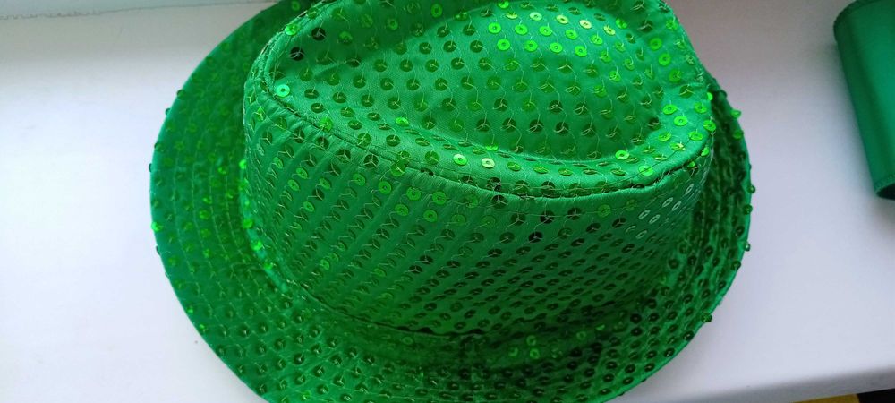 Шляпа зелёного цвета