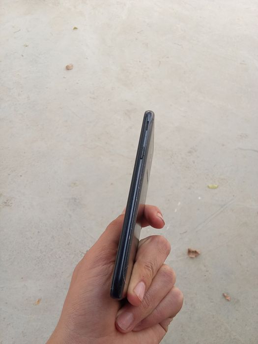 Samsung J3  rangi qora xotirasi 16 paisi sal singan ishlashi zor