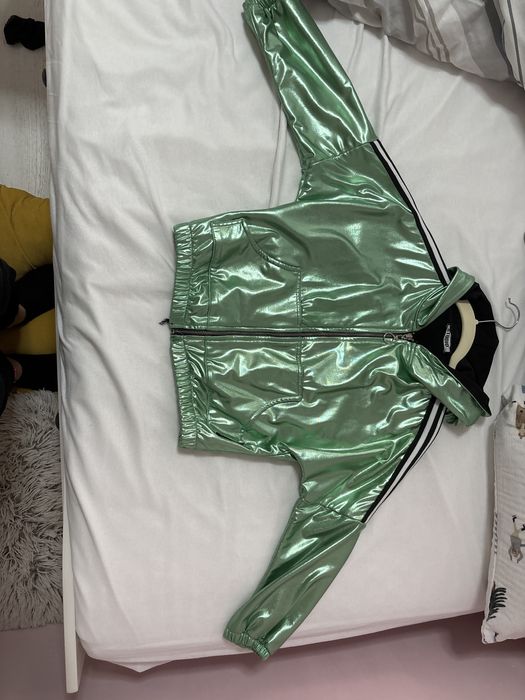 Яркозелено яке с джобове