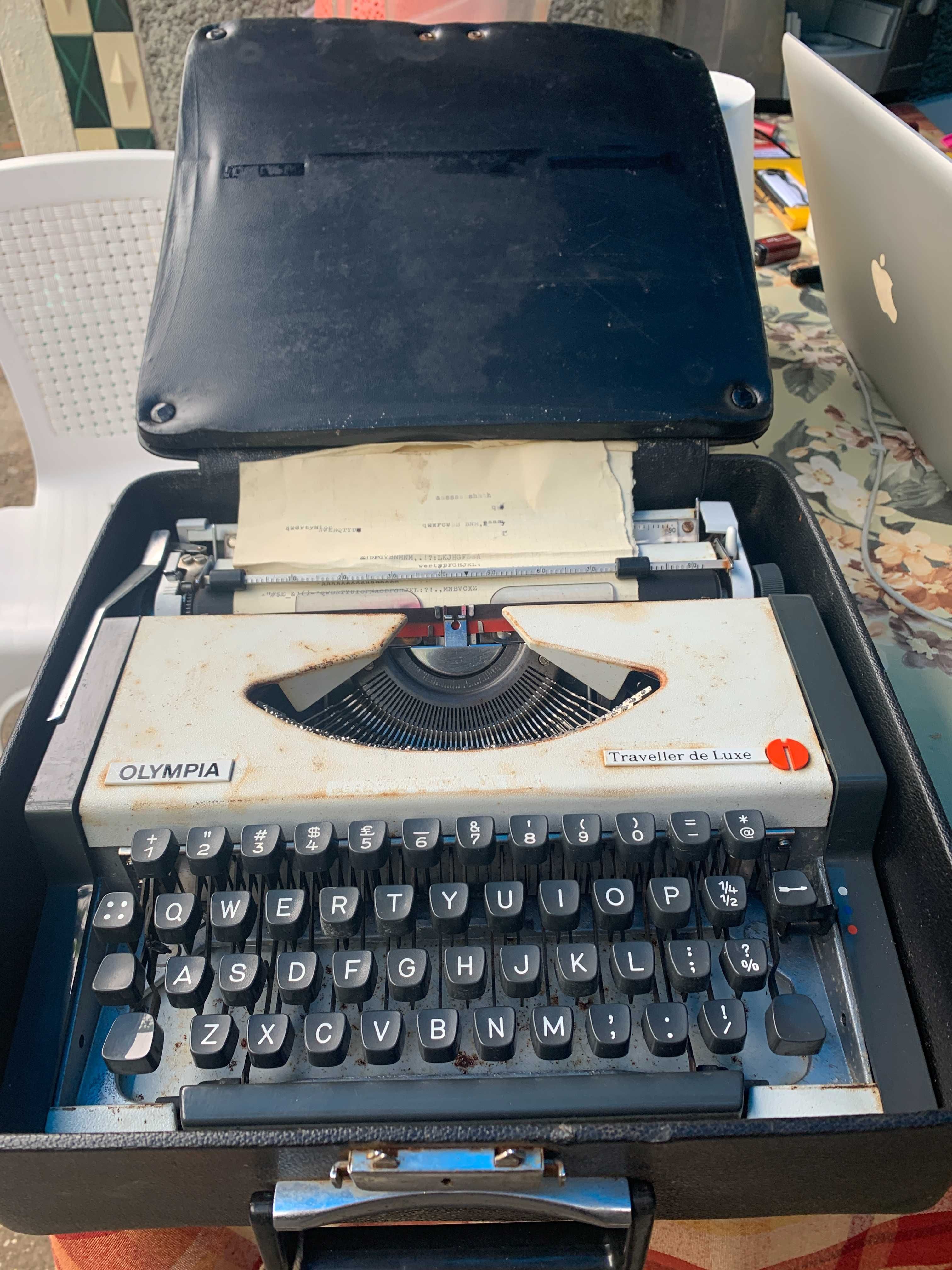 Vand masina de scris functionala.