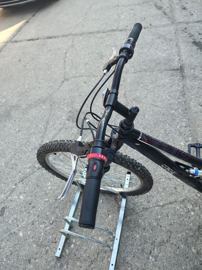 Bicicleta Apollo Spiral full suspension. Roti 27.5x2.1.