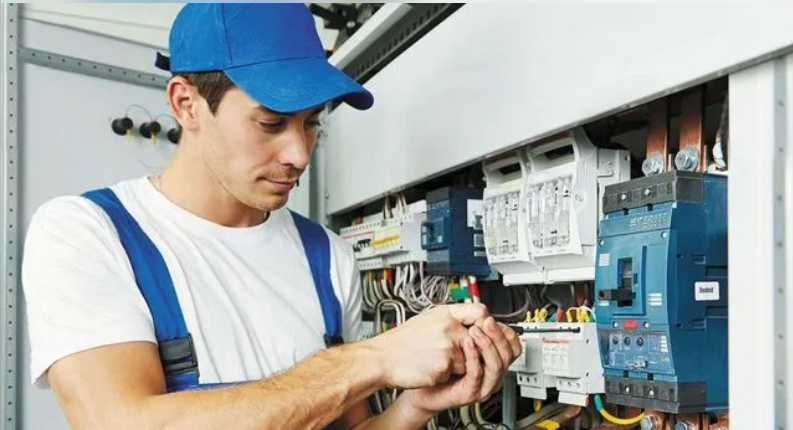 Электрик недорого: замена розетки, подключение плиты и люстры!