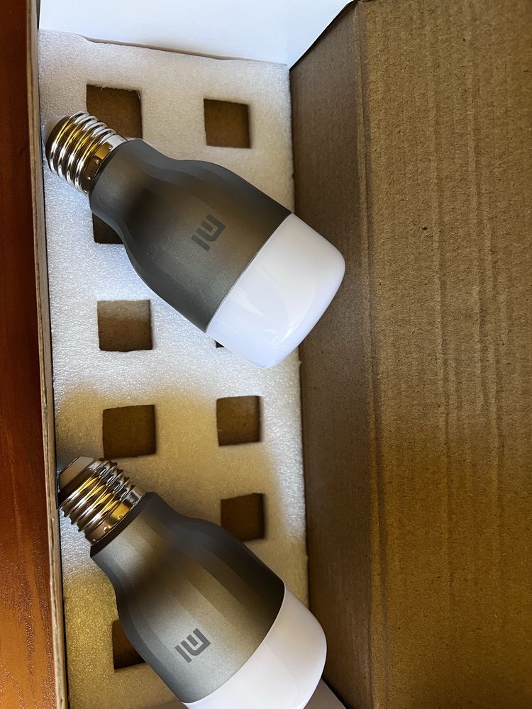 Xiaomi Mi LED Smart Bulb Крушка (COLOR) 2-PACK  и Yeelight Led 6W