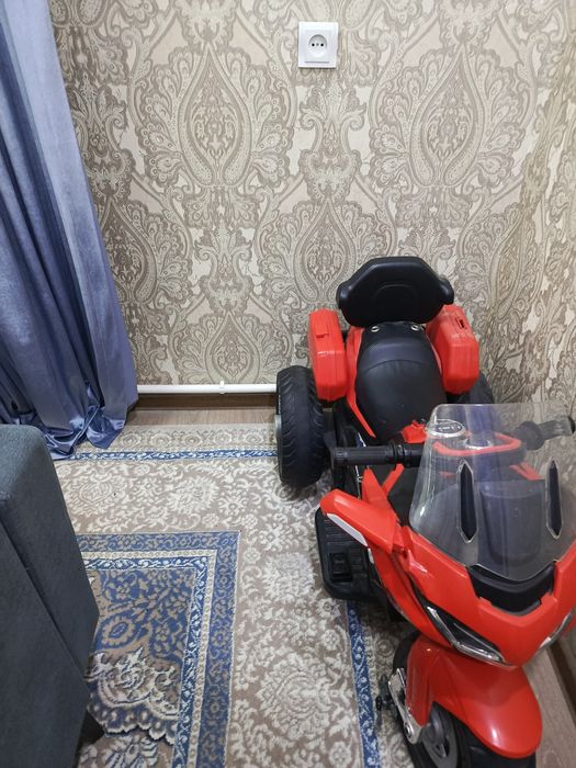 Bollalar uchun moshina va skutir