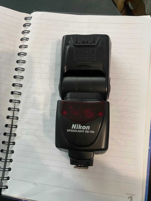 Продавам професионална светкавица  nikon sb 700