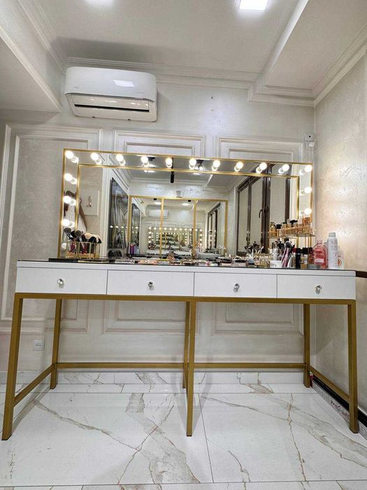 Продаётся стол визажиста с зеркалом к-т