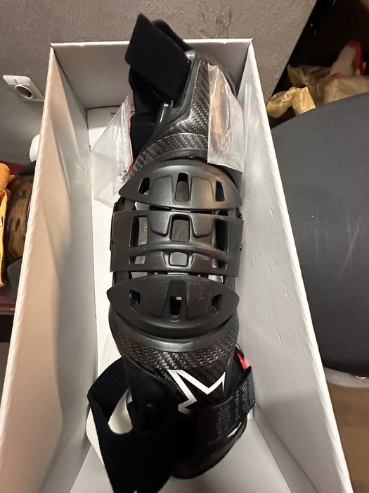 Alpine stars  BIONIC-10 CARBON шини наколенки