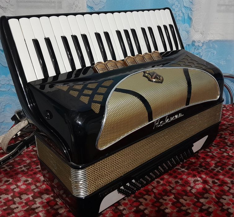 Vând Acordeon Hohner Lucia III P 96 de bași