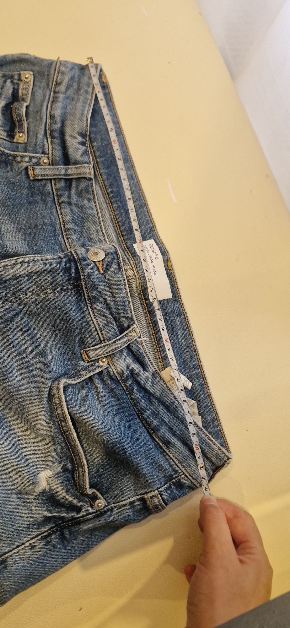 Vând blugi Bershka EUR 44