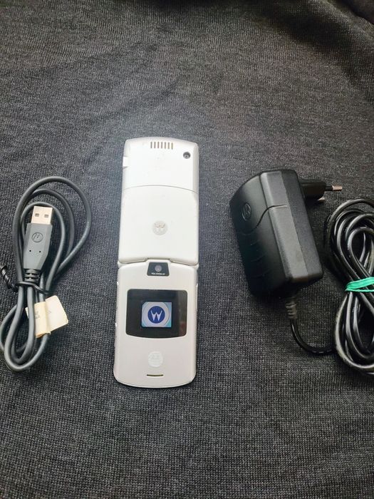 Motorola razr V3 cu accesorii originale ( orice rețea)