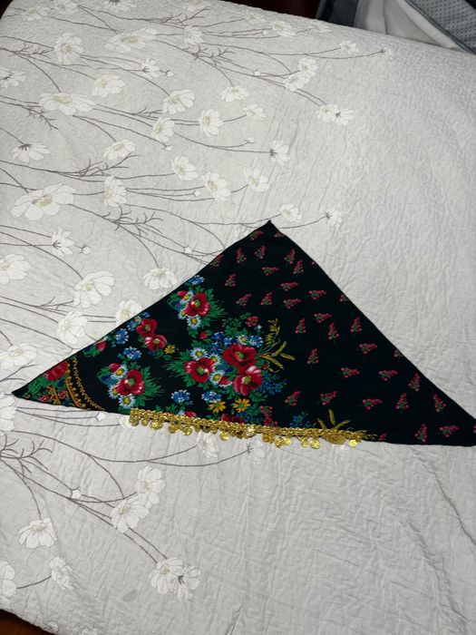 Rochie gipsy cu bandană, corset și batic.