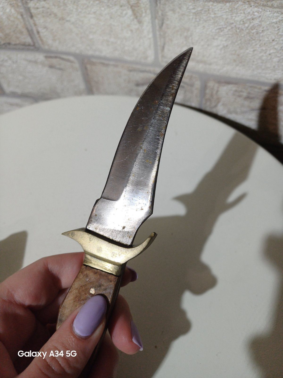 Стар нож със бронзов гард