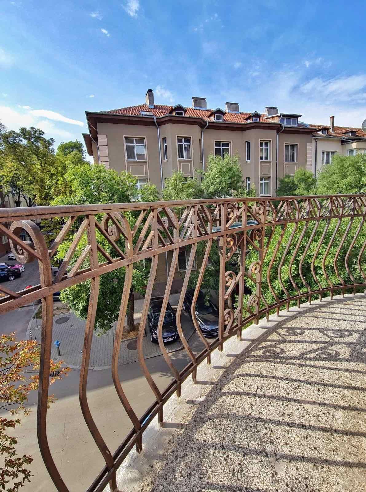 Тристаен апартамент в Центъра на София