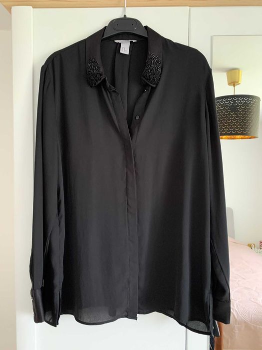 Vând haine de damă purtate, în stare foarte bună. Branduri diverse.