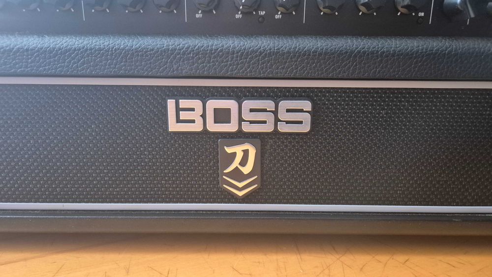 BOSS Katana Artist MKII 100W + Footswith Xsonic Airstep Kat Edition