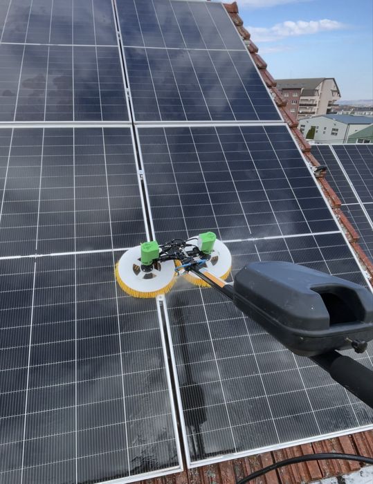Spalare panouri fotovoltaice/geamuri/jaluzele exterioare/cupole/fatade