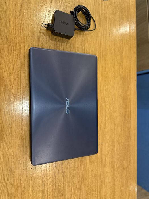 Vand laptop asus i7 gen 8
