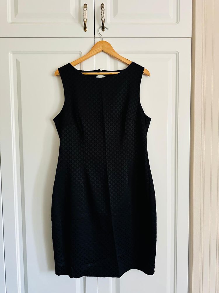 Rochie neagra de seara , fara maneci , de la firma H&M