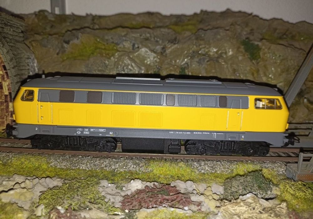 Locomotiva diesel piko BR218 

Lumini in funcție de direcția de mers
T