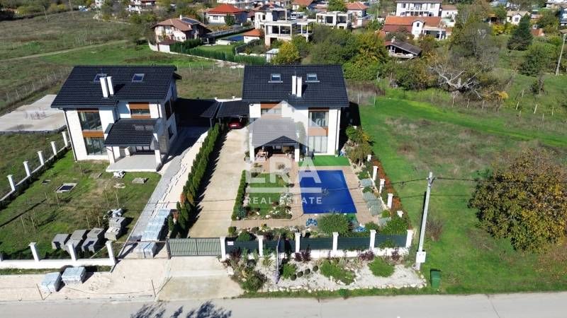 Триетажна обзаведена къща за продажба, с двор, басейн и 2 паркоместа,