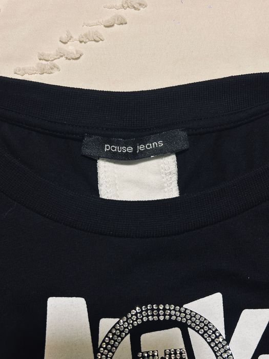 Черна оригинална блуза с къс ръкав на pъкав на pause.