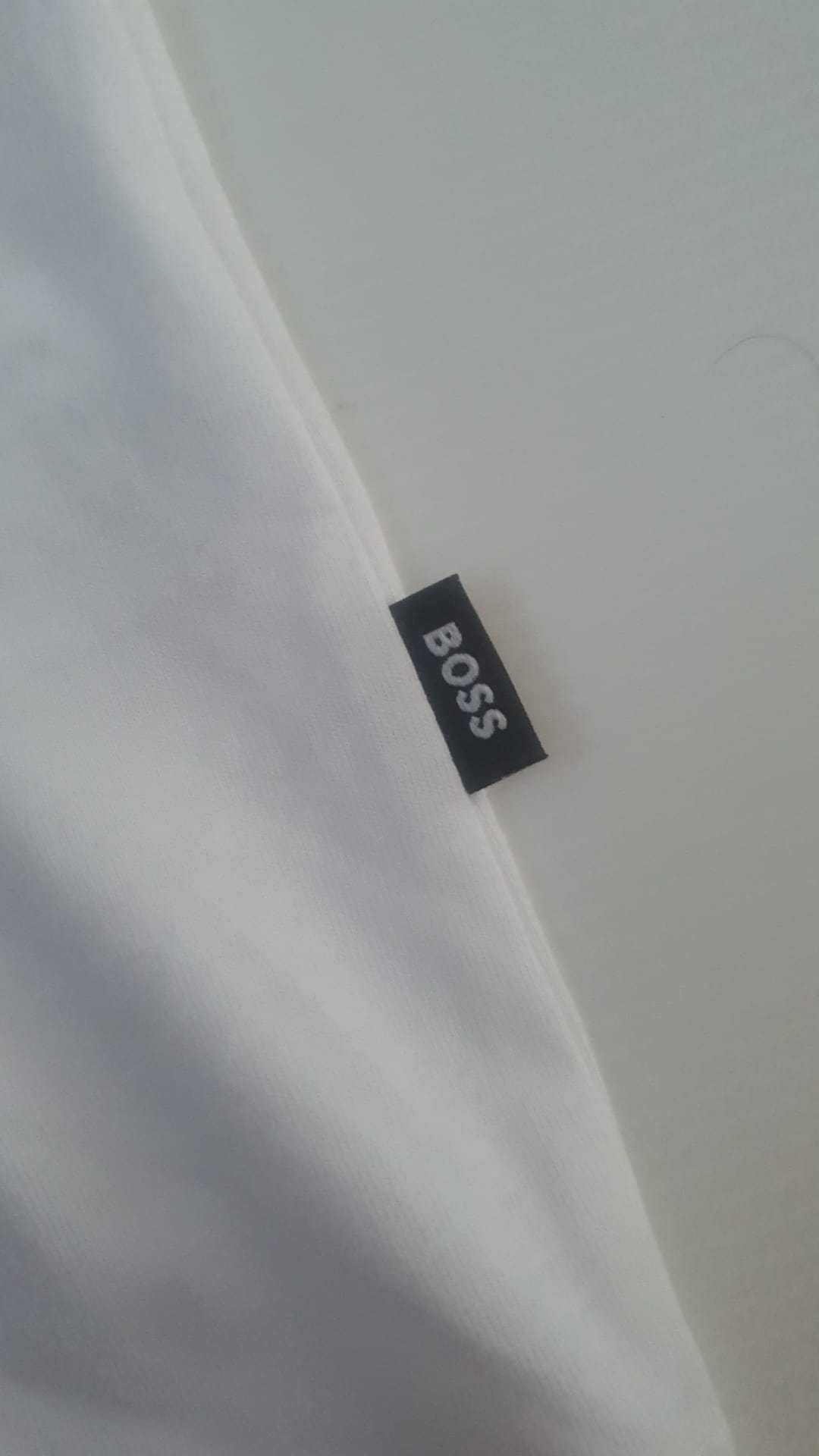 Vand tricou barbati Hugo Boss masura  L original nou cu eticheta.