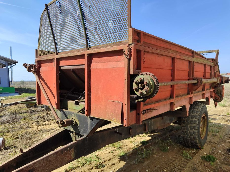 Vând remorca de împrăștiat gunoi de grajd MIG de 6 tone