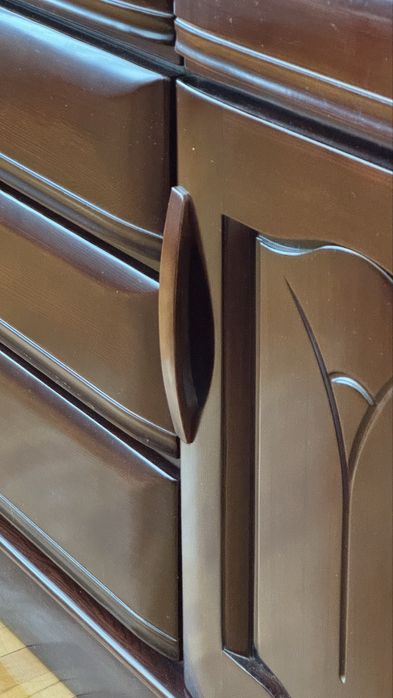 Комод и стеклянные шкафы