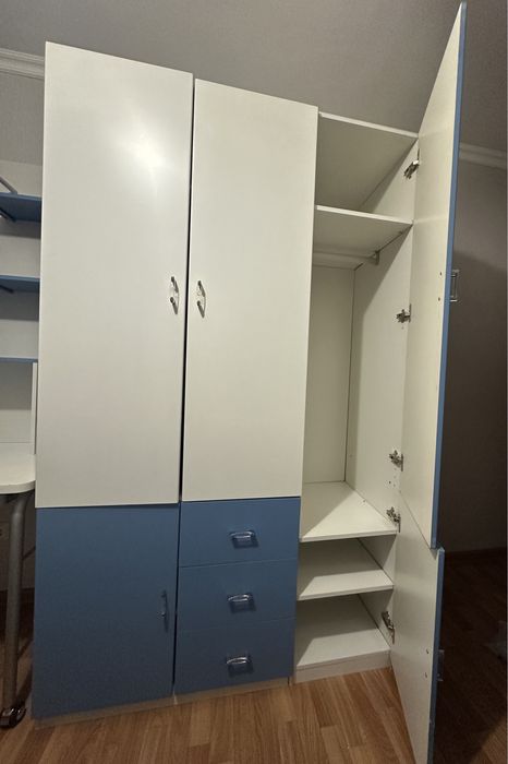 Шкаф и компьютерный стол