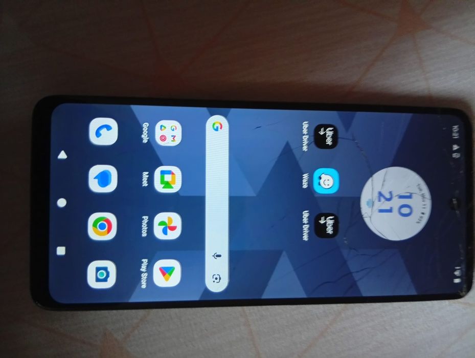 Telefon Motorola 04 functionabil are geamul fisurat in rest merge perf