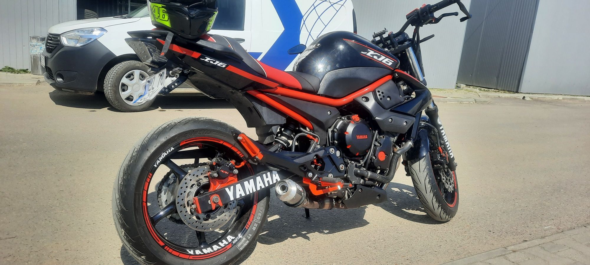 Vând Yamaha XJ6 2010 accesorizată (A2)