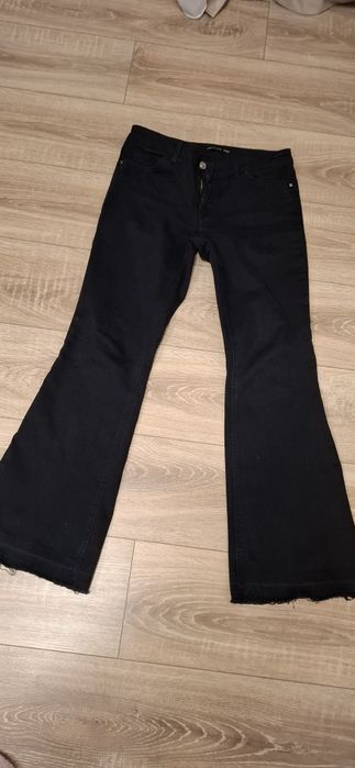 Blugi negri evazați