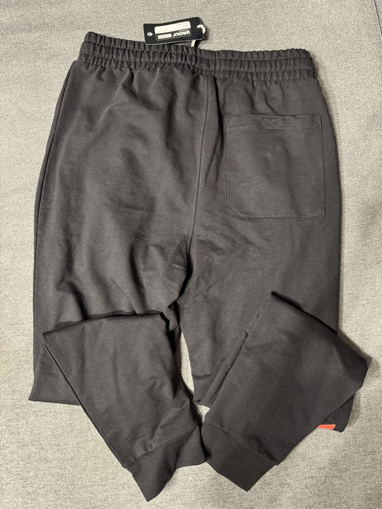 Pantaloni trening barbati, noi