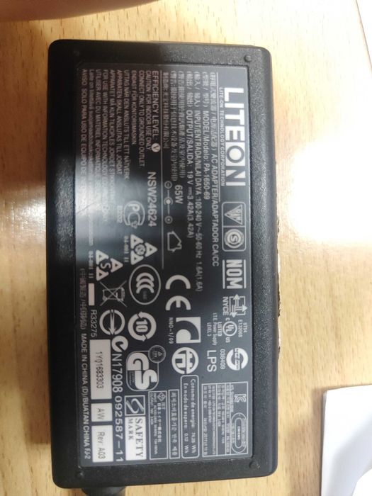 Продавам зарядно за лаптоп Acer 19,5V 65W