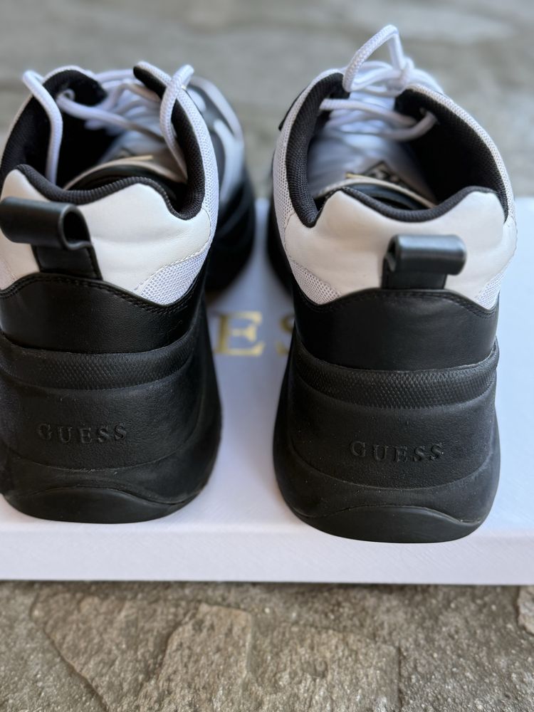Черни обувки Guess