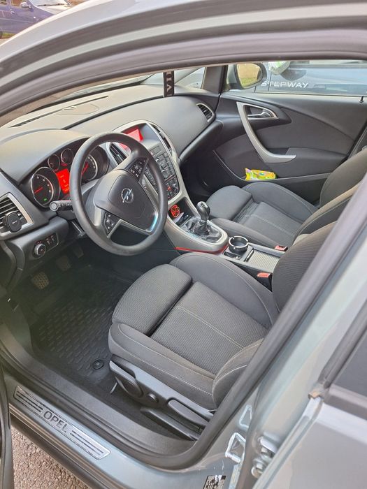 Opel astra j ,mașină de oraș