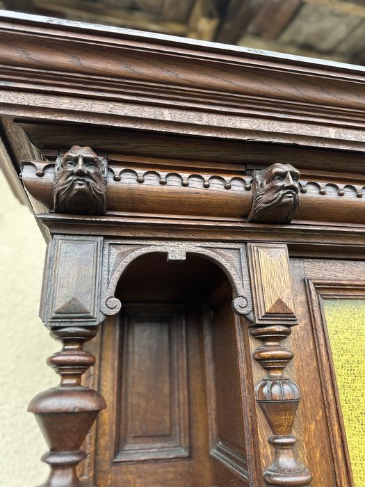 Масивен антикварен шкаф-кабинет с изключително богата ръчна резба