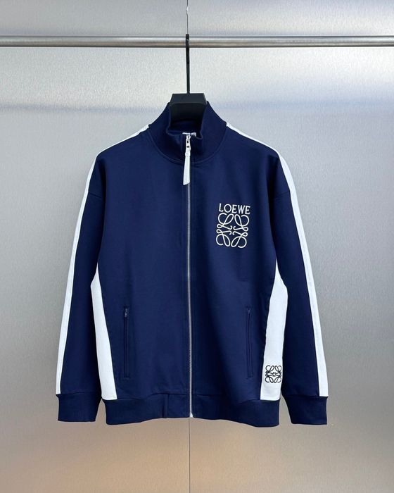 Този бутиков комплект суитшърт с бродирано лого и цип, яка и яка с в