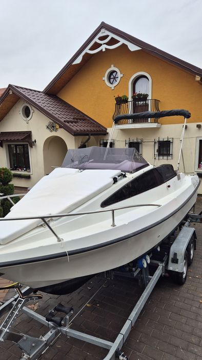 Vand barca semicabinata 5.5 m lungime